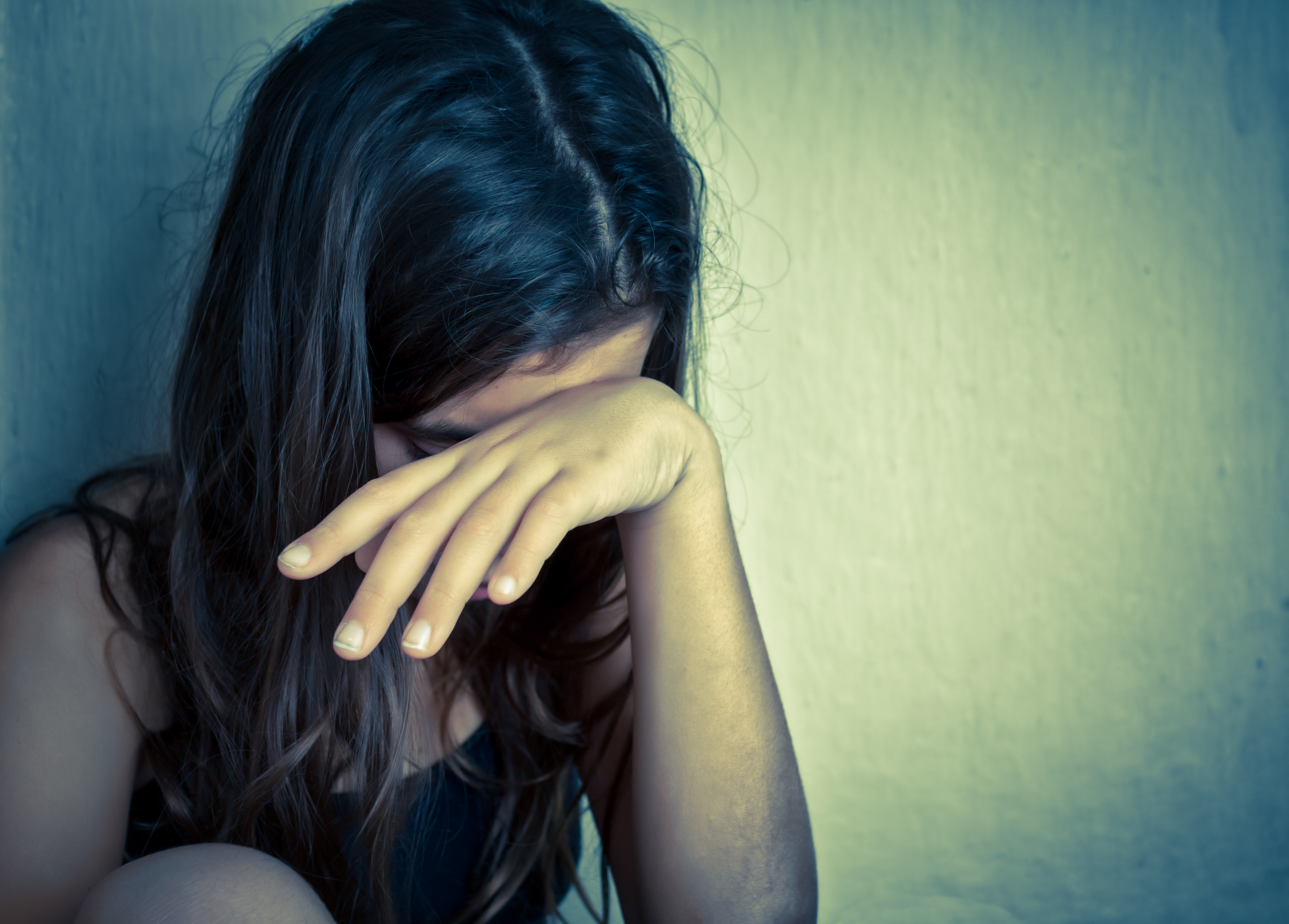 Upset young girl resting her head on her hand | Source: Shutterstock