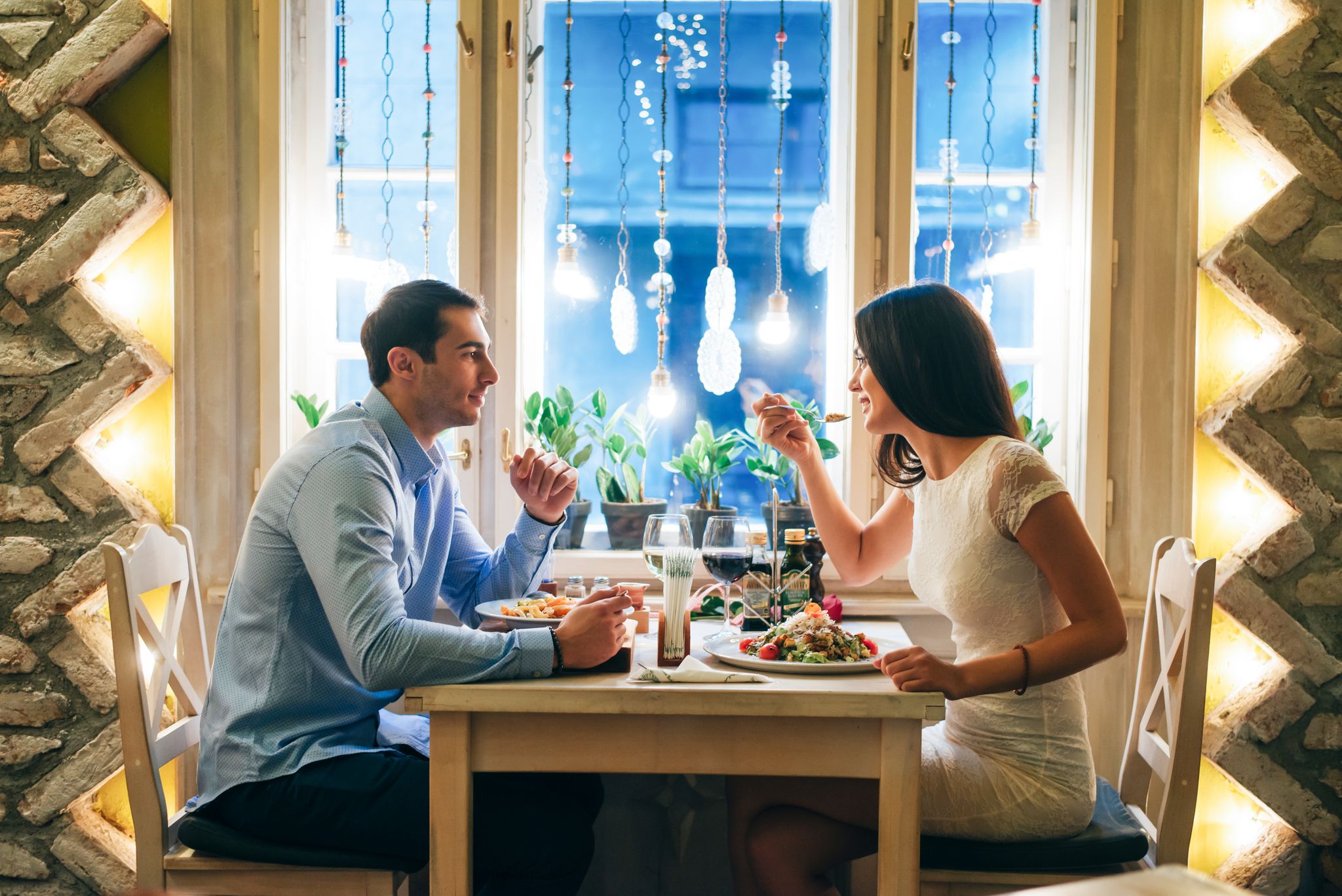 A couple having dinner | Source: Getty Images
