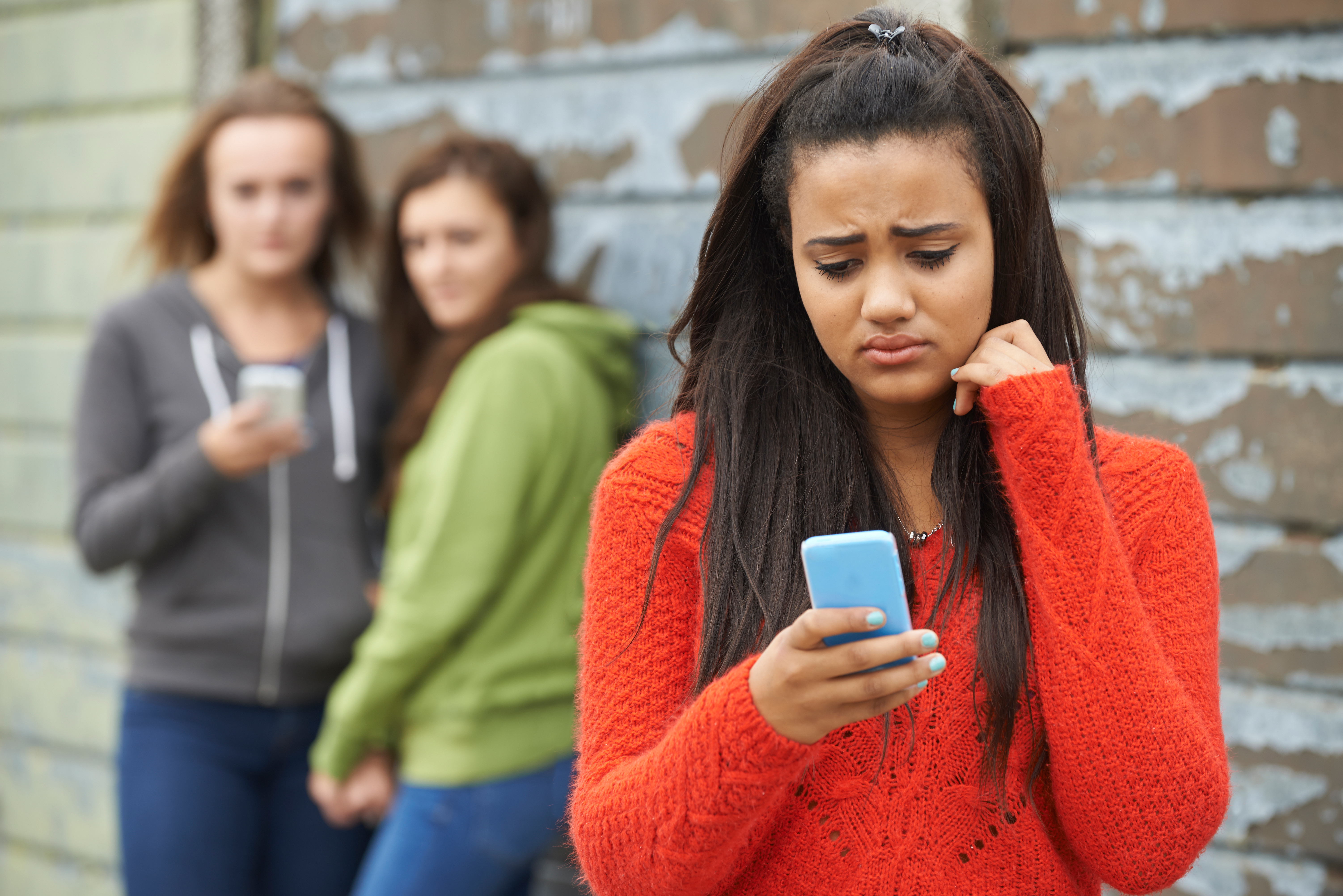 A girl looking sadly at her phone | Source: Shutterstock
