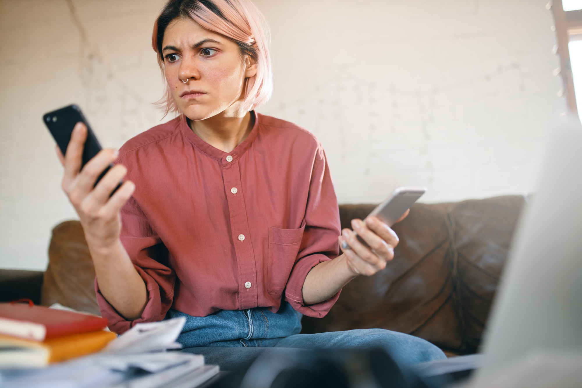 An angry woman looking at her phone | Source: freepik.com