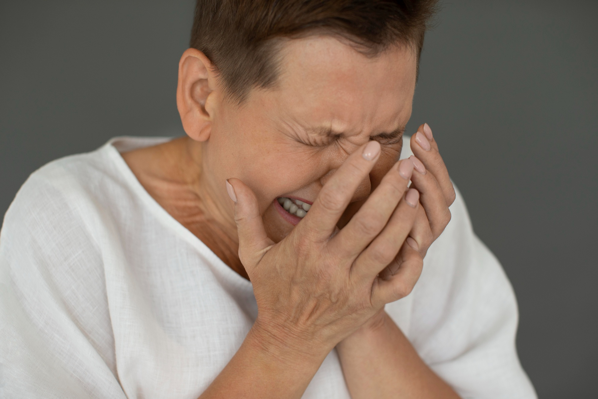 An older woman crying | Source: freepik.com