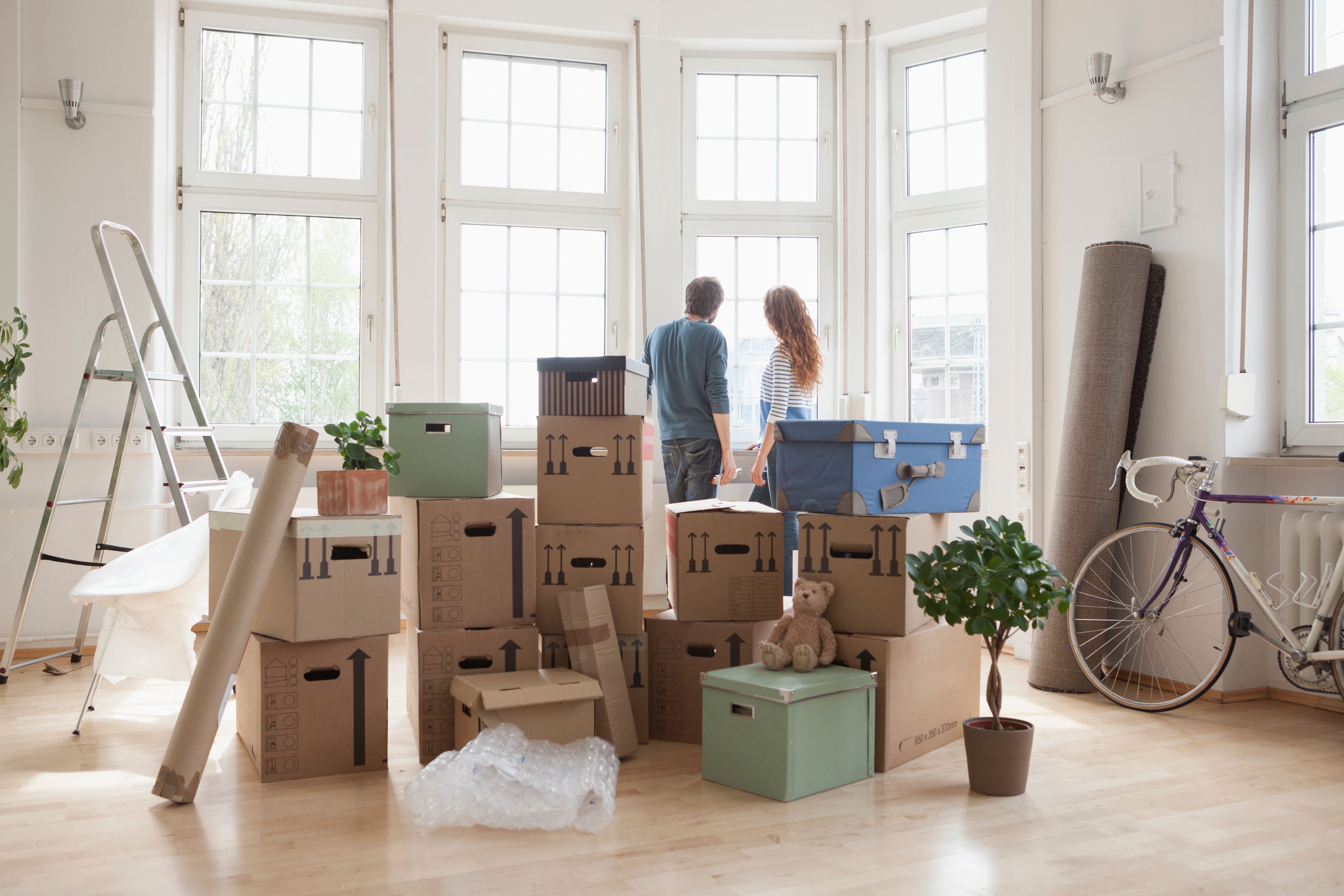 A couple and several boxes in a room. | Source: Getty Images