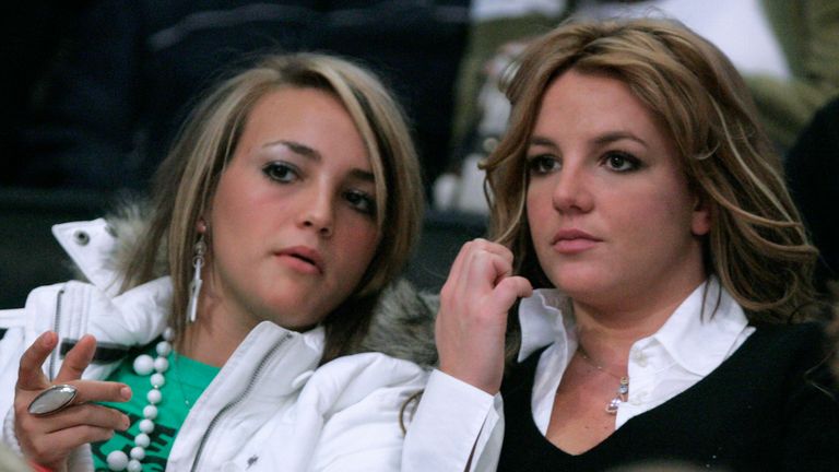 U.S. singer Britney Spears (R) and her sister Jamie Lynn Spears watch the NBA game between the Washington Wizards and Los Angeles Lakers in Los Angeles December 17, 2006. REUTERS/Lucy Nicholson (UNITED STATES)