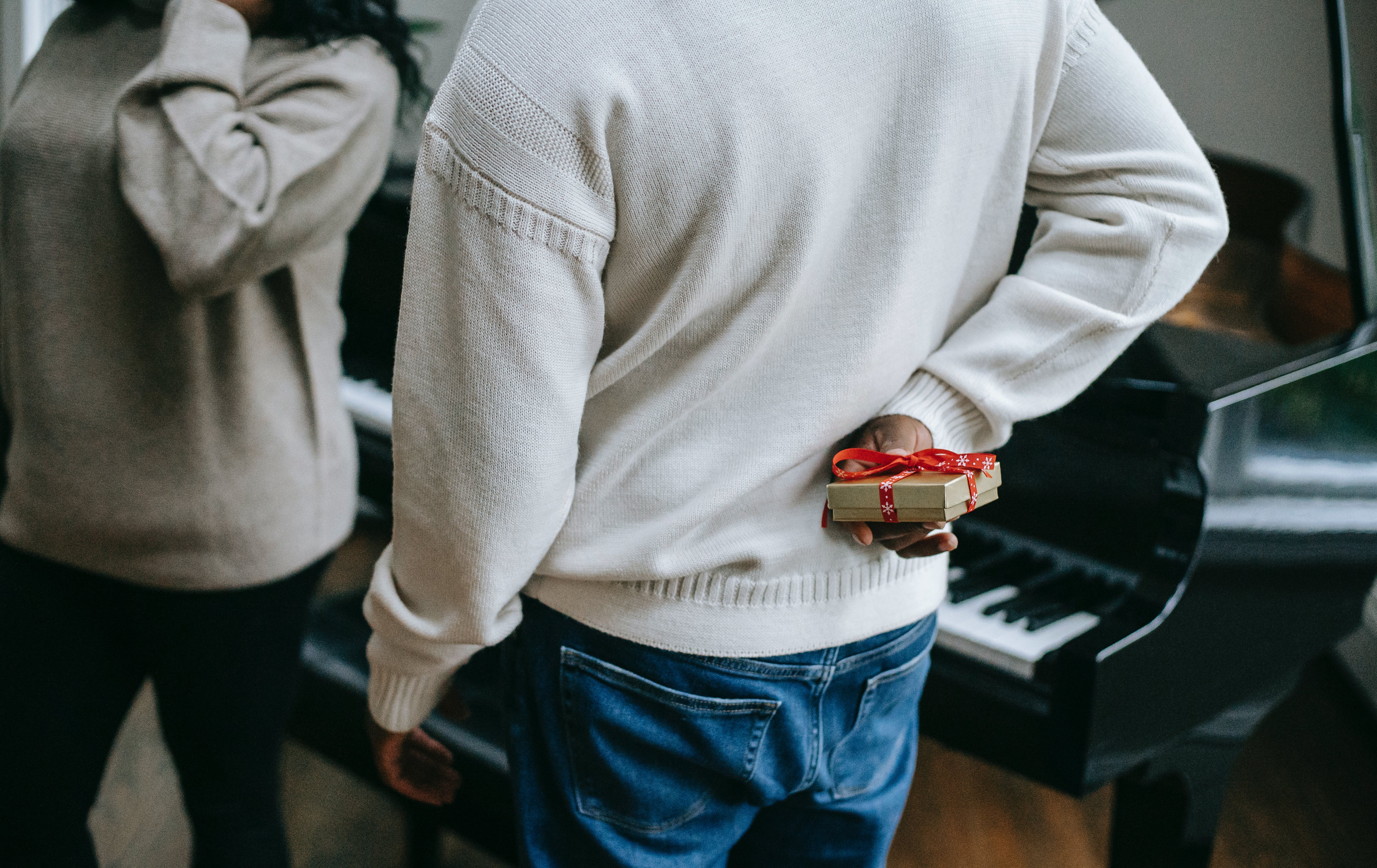 A man holding a Christmas gift | Source: Pexels