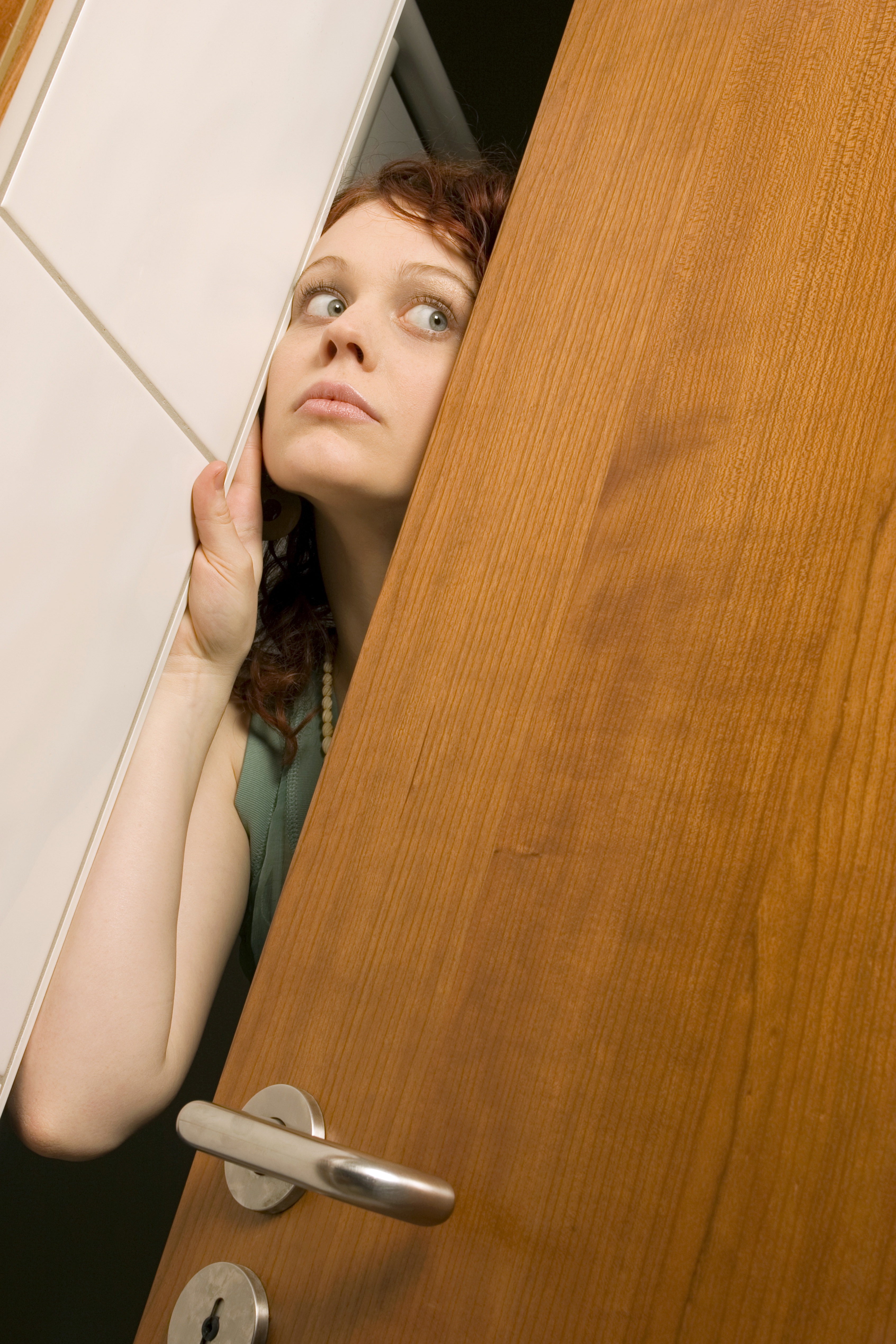 Woman peeking her head through a door | Source: Getty Images