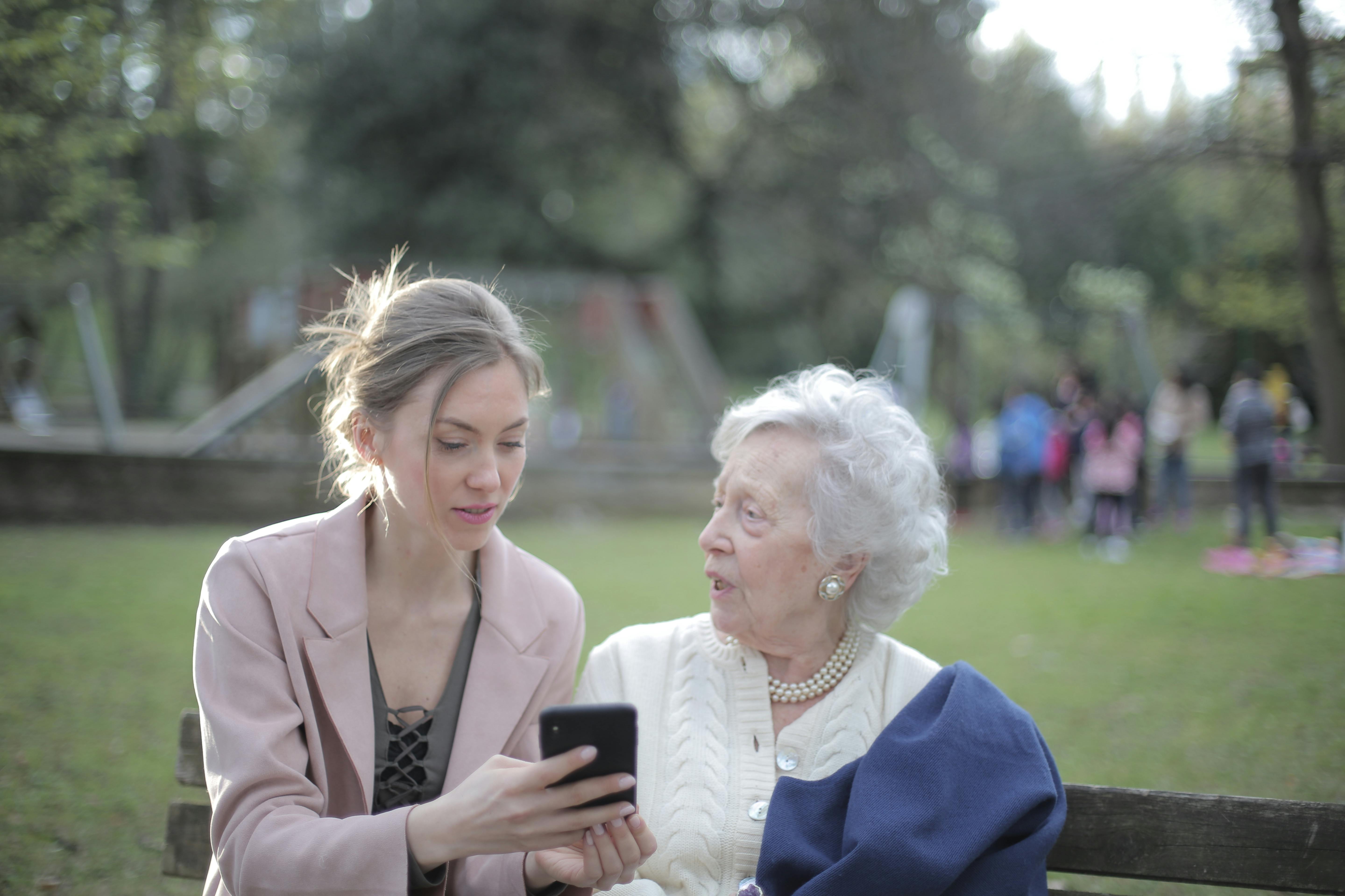 Woman and her grandmother plan something | Source: Pexels