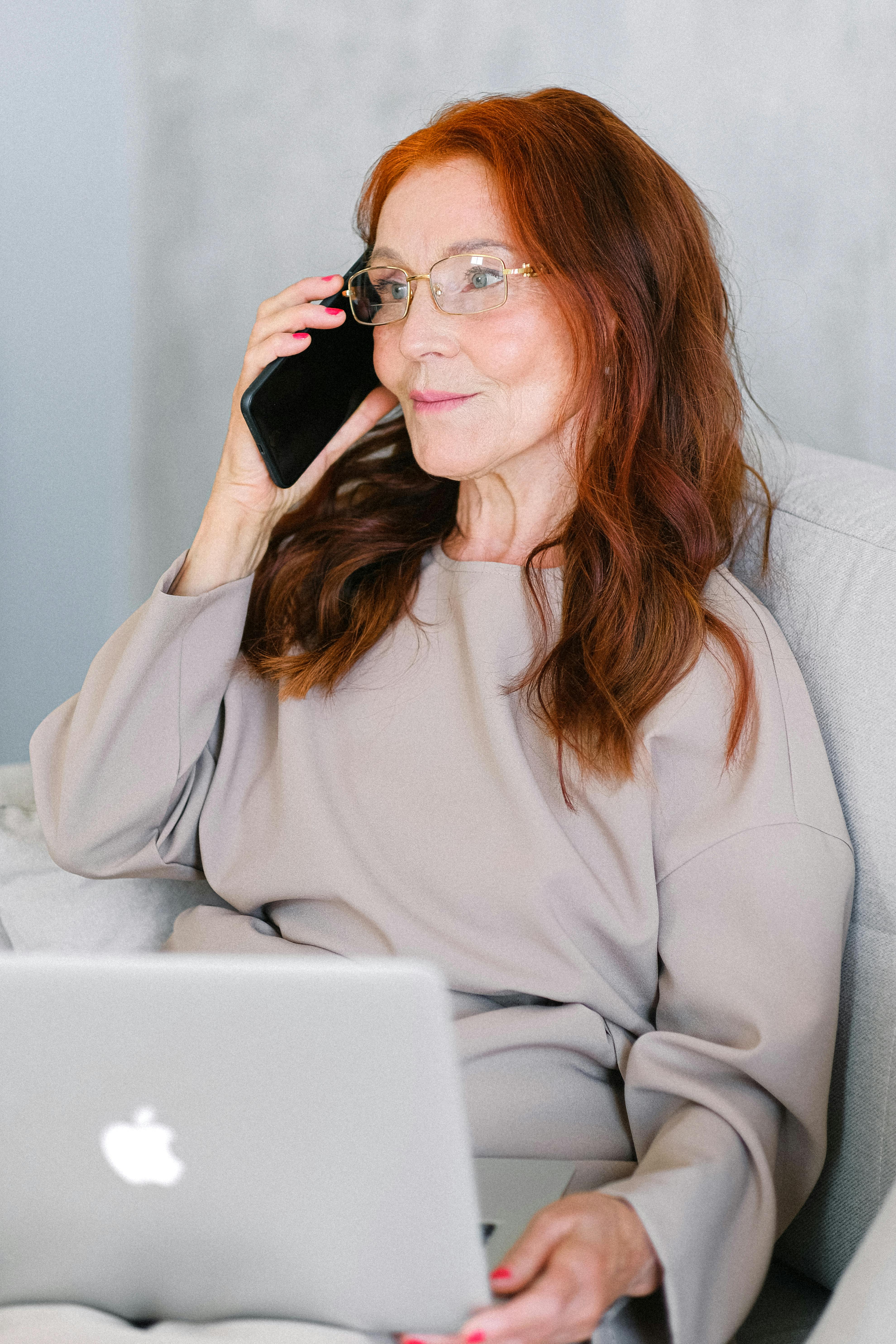 Elderly woman talks on the phone | Source: Pexels