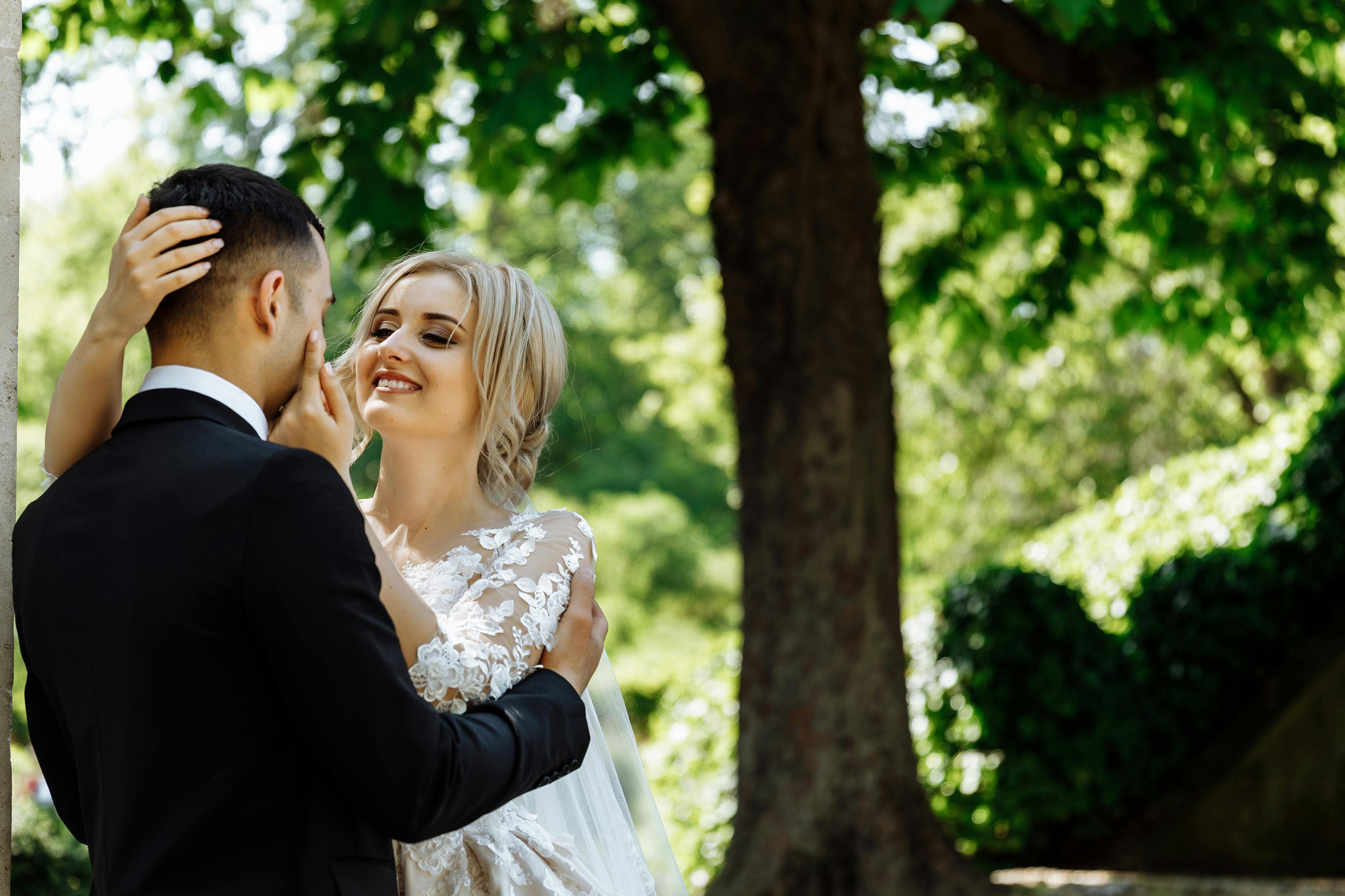 Bride and groom hugging | Source: Pexels